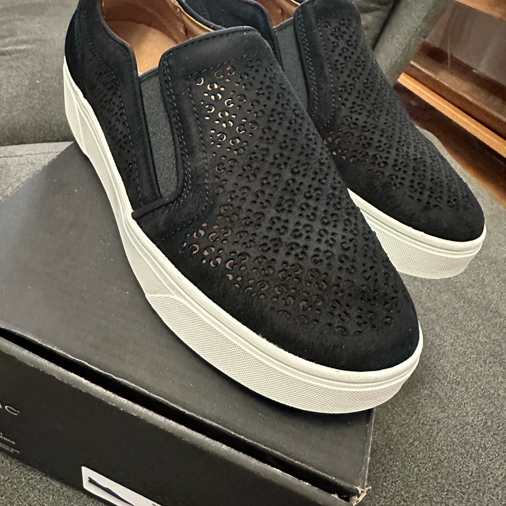 New in box Vionic Kimmie Perf, Black, Size 6.5
